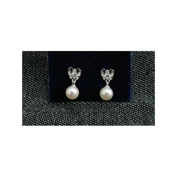 ■ 容量　ラウンド・セミラウンド系の6.5mmのあこや本真珠が揺れるタイプのイヤリングです。フォーマル用には向かない真珠ですが、しっかりとした真珠です。デザイン部分の大きさは、約7.0mm×約6.2mmで、蝶々をモチーフにしています。シルバ...