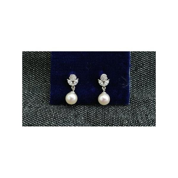 ■ 容量　ラウンド・セミラウンド系の6.5mmのあこや本真珠が揺れるタイプのイヤリングです。フォーマル用には向かない真珠ですが、しっかりとした真珠です。デザイン部分の大きさは、約6.8mm×約6.5mmで、お花をモチーフにしています。お花に...