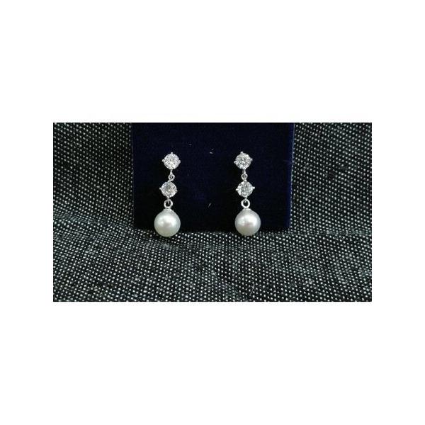 ■ 容量　ラウンド・セミラウンド系の6.5mmのあこや本真珠が揺れるタイプのイヤリングです。フォーマル用には向かない真珠ですが、しっかりとした真珠です。デザイン部分の大きさは、約12.5mm×約5.3mmで、キュービックジルコニアが縦に2個...