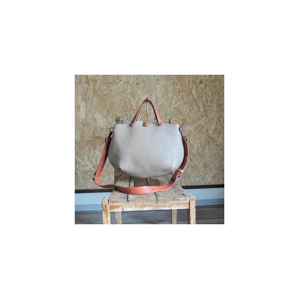 ■ 容量　■サイズ：約29cm(H)×約37cm(W)×約8cm(D)　■手持ちレザーハンドル：約30cm　■重量：約630g　■素材：本体／ヌメ革、ハンドルレザーベルト／栃木レザー　　(全て日本製になります)　＜＜重要＞＞　本体色とパーツ...