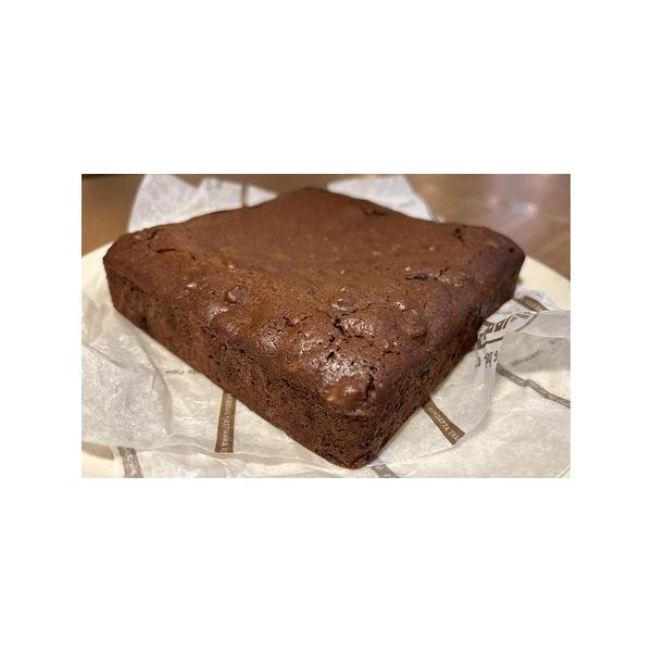 ■ 容量　チョコレートケーキ（ブラウニー）　15cm　≪地場産品に該当する理由≫　製造工程のうち原材料の仕入れから完成までのすべての工程を職人の手で一つ一つ行うことで、本工程による付加価値は返礼品の付加価値のうち過半を占めているため。■ 配...