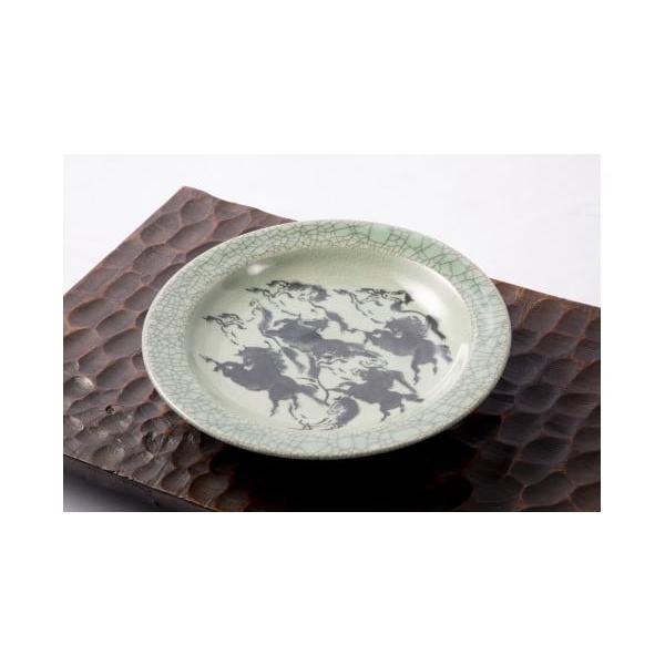 灰色の陶器皿 花の浮彫付き　相馬焼？ 灰色の陶器皿 花の浮彫付き 相馬焼？ 灰色の陶器皿 花の