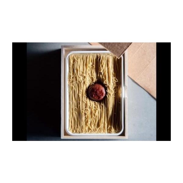 容量内容量：橡　つるばみ　能登熟成焼栗モンブラン　200g　1箱（11.5cm×16.4cm×3.2cm）製造地：石川県河北郡原産地：石川県輪島市原材料：能登焼栗、生乳、砂糖、バター、葛、国産栗渋皮煮消費期限製造日から20日（解凍後はお早め...