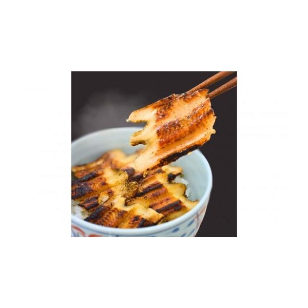 容量神戸炭焼あなご　焼きあなご大　2串8尾入り原産国：韓国食品の状態：冷蔵食品配送状態：冷蔵栄養成分表示（100ｇ当り）熱量：240kcal　たんぱく質：25.1g　脂質：15.5g　炭水化物：0g　食塩相当量：1.3g原材料穴子、醤油（原...