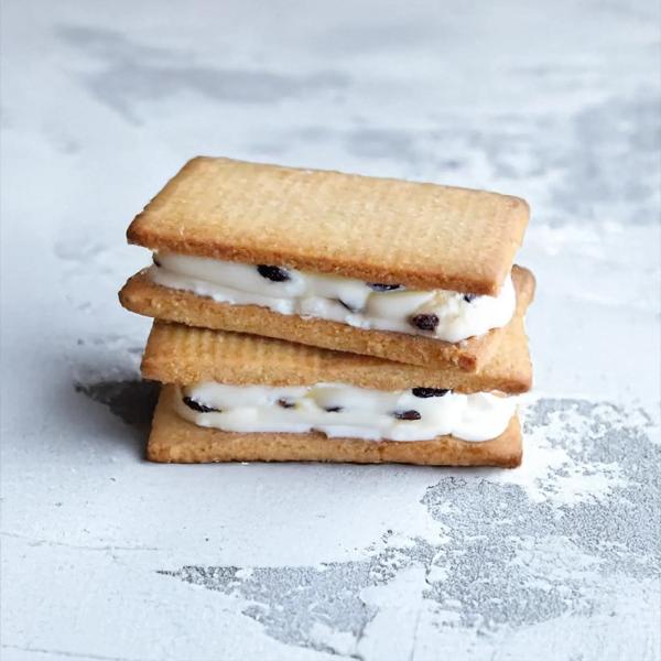 ラム酒に漬けたレーズンと天然甘味料で甘味をつけた生クリームとバターからなるクリームをフスボンクッキーでサンドしたおやつです。低糖質ながらも食べ応えがあり満足感を得られます。2枚入りとなります。