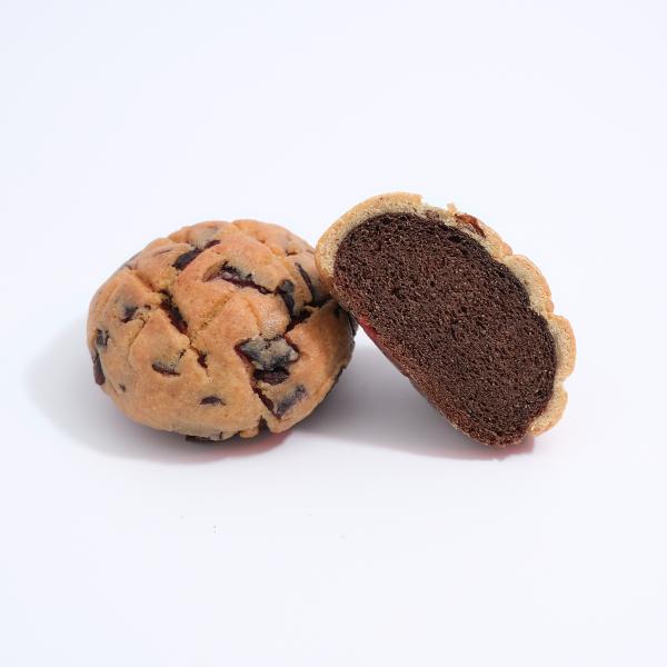 メロンパンのクッキー部分にフスボンチョコを混ぜ込みました。ザクザク食感にチョコのパリッとした食感も加わって、おやつに夜食にとってもオススメの一品です。タンパク質も約14gとれる優れものです。＜栄養成分＞糖質5.7g、カロリー266.2kca...