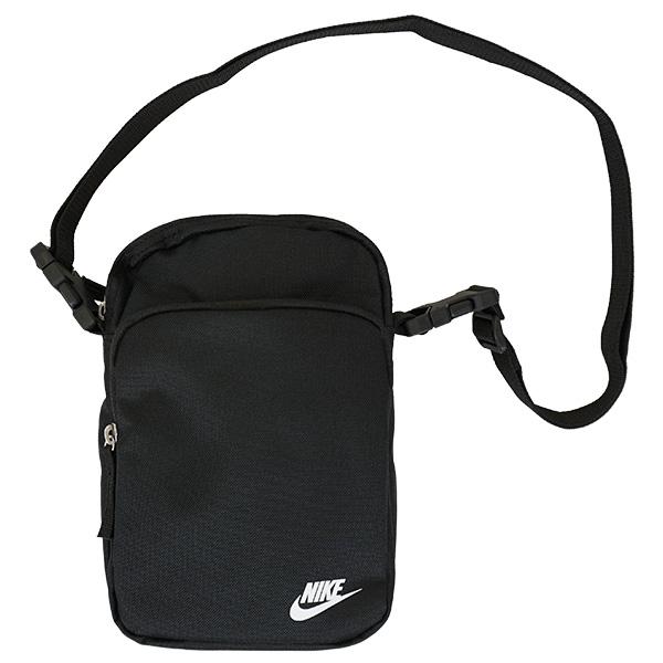 ミニショルダーバッグメーカー：ナイキ(NIKE)カラー：【010】素材：本体／ナイロン69％、ポリエステル31％裏地／ポリエステル100％サイズ：23×18×8cm(4L)必需品の携帯に最適。クラシックなヒップパックスタイルに代わるナイキ ...