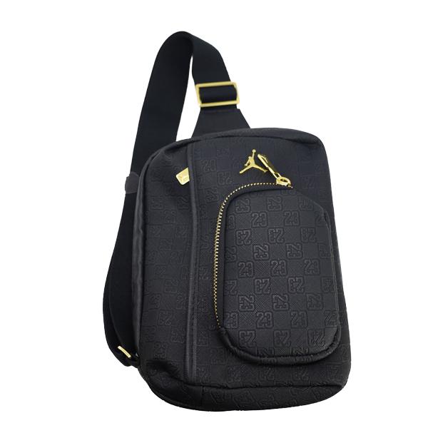 JAM MONOGRAM SLING BAGこのスリークなスリングバッグは、耐久性のあるフェイクレザー製で、全体にデボス加工されたモノグラムパターンが施され、ジョーダンにぴったりのデザインです。ジッパー付きのメインコンパートメントには内部に...