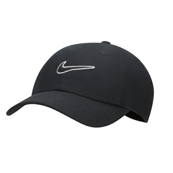 カジュアルなダッドキャップの雰囲気をプラスするナイキ クラブ キャップ。 柔らかいツイル素材を使用した6パネルデザインと曲線的なつばで、スタイリングも簡単。後部のストラップとトライグライドの留め具で最適なフィット感に調節できます。[メーカー...