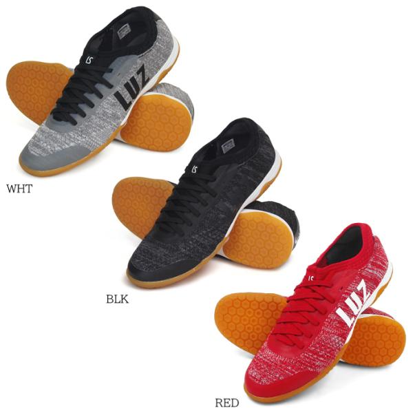 ポリエステルとナイロンの配合糸で構成されるニット素材”LUZ FLEXIBLE KNIT”。ニット素材を部位によって伸縮率を変えた編み方で編むことで、足の甲を程よいホールド感で包み、何も履いていないかのような感覚になることを目指した。そして...