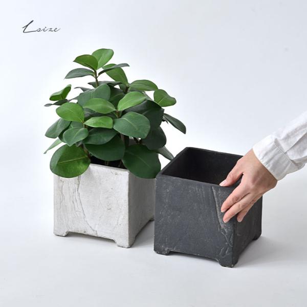 ■商品名おしゃれ 植木鉢 スクエア フットポット L クーシュ■取扱タイプブラック（黒）、ホワイト（白）■商品仕様セメント■商品サイズ（約）幅15cm×奥行き15cm×高さ15cm■商品重量（約）1.76kg■梱包サイズ（約）幅26.5cm...