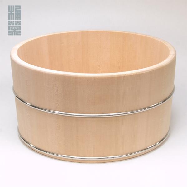 高樹齢国有林材の良質部分"赤太"のみを使い製作。年輪が緻密で、精油分を多く含んでいる為、抗菌力、耐水性、まろやかな香り、柔らかい肌触り、水切れの良さが特徴です。側材の下端を厚めにすることで耐久性が高くなっています。また、上端にかけて徐々に薄...