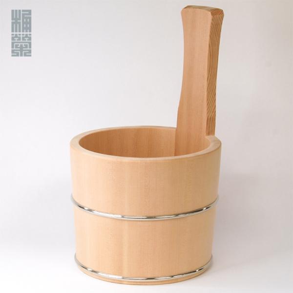 高樹齢国有林材の良質部分"赤太"のみを使い製作。年輪が緻密で、精油分を多く含んでいる為、抗菌力、耐水性、まろやかな香り、柔らかい肌触り、水切れの良さが特徴です。片手桶は伝統技法でなければ作れない形なので、一般的な店舗に並ぶことはほぼありませ...