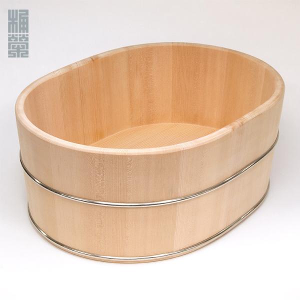 高樹齢国有林材の良質部分"赤太"のみを使い製作。年輪が緻密で、精油分を多く含んでいる為、抗菌力、耐水性、まろやかな香り、柔らかい肌触り、水切れの良さが特徴です。小判桶は伝統技法でなければ作れない形なので、一般的な店舗に並ぶことはほぼありませ...