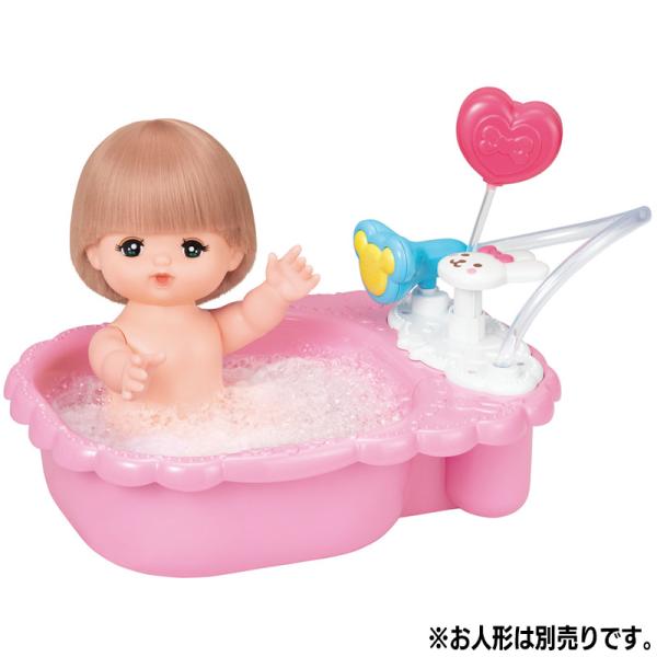 メルちゃんにお弁当を作って食べさせてあげる、お食事ごっこセット! おにぎりの中身を変えたり、お弁当箱に詰めたり、楽しい遊びがいっぱい! まほうのスプーンやフォークで本物みたいに遊べます。※お人形は別売りです。メルちゃんのバスタブができたよ！...