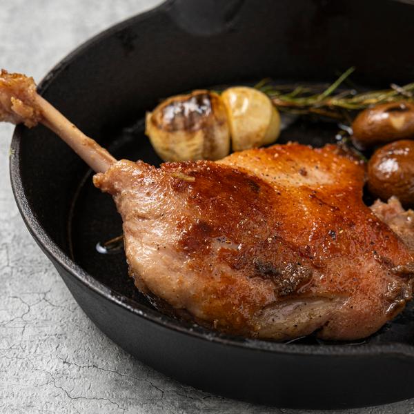 （原材料）合鴨肉（中国）、ダックオイル、食塩、砂糖、白コショウ、ローリエ、タイム/リン酸塩（Na）、酸化防止剤（V,C）（内容量）1kg（200ｇ×5本）× 2pc    1本づつ真空パックしております。（賞味期限）製造日より365日なるべ...