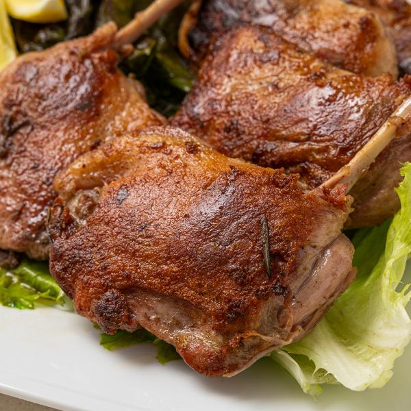 （原材料）鶏肉（中国）、ダックオイル、食塩、砂糖、白コショウ、ローリエ、タイム/リン酸塩（Na）、酸化防止剤（V,C）（内容量）1kg（200ｇ×5本）1本づつ真空パックしております。（賞味期限）製造日より365日なるべくお早めにお召し上が...