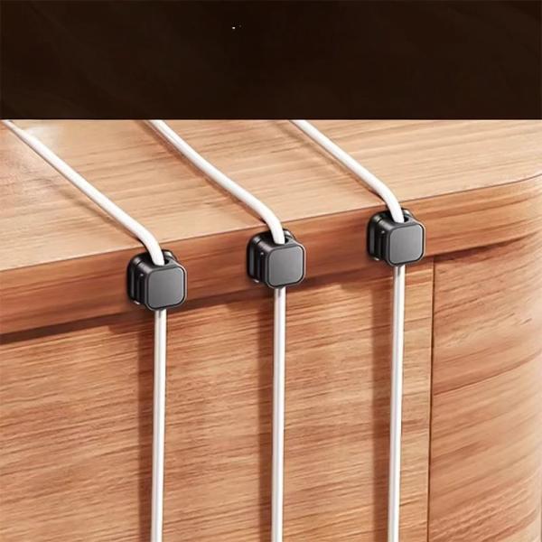 デスクやキッチンの配線をすっきり整理！デスクワーク中の充電ケーブル、テレビ周りのHDMIコード、キッチン家電の電源コードをスマートにまとめて、快適な空間を作りませんか？シンプル＆コンパクト設計で邪魔にならない！小型サイズなのでデスク下や壁面...