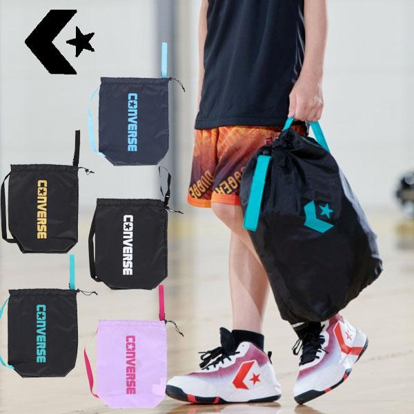 シューズだけでなく、着替えも入れられるマルチバッグ。肩掛けができる長めのテープとバックル付きの持ち手はリュックなどに取り付けが可能。素材ポリエステル100W24×H37×D14cm