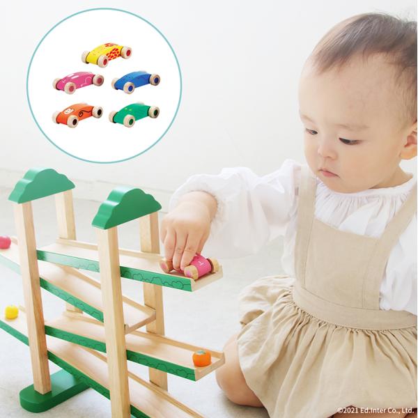 ぞう・きりん・さる・ワニ・うさぎの5つの動物の車たちが、森のスロープをジグザグに滑りおりていきます。木のおもちゃならではの心地よい音と動きが、子どもを惹きつけて五感を刺激します。動くものを目で追う追視能 力が自然と育まれ、「置く→転がる→落...