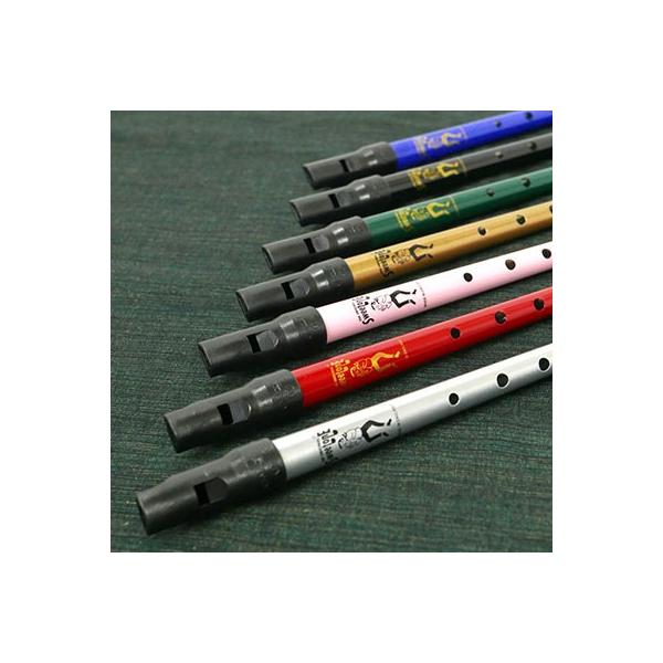 SWEETTONEは、新しいタイプのTwinwhsitleということで生産されました。プラスチックのマウスピース付で、息を吹き込む技術を必要とせず幅広い年代の方に慕われる形状になっております。Clarke の確かな技量により、フォークミュー...