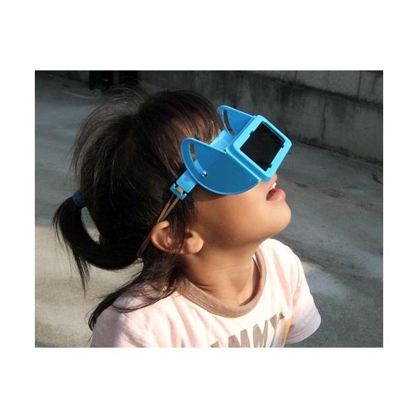 頭に掛けるサンバイザータイプの遮光板。跳ね上げ式なので、移動やメモ取りの際にも便利です。組み立て方も簡単です。 ゴムの調節で大人でも使用可能。枠のサイズ 縦50×横130mm梱包されている袋が説明書になっています。※注意点・長時間太陽を見続...