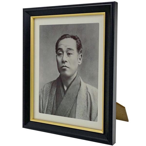 お仏壇にぴったりの写真立てです。額縁の内側の金色でメリハリが出ます。簡易マット紙付きで、2つのサイズに対応します。簡易マットの窓抜きに合わせてお写真を飾るか、簡易マットを外してフレーム一杯に飾ることも可能です。