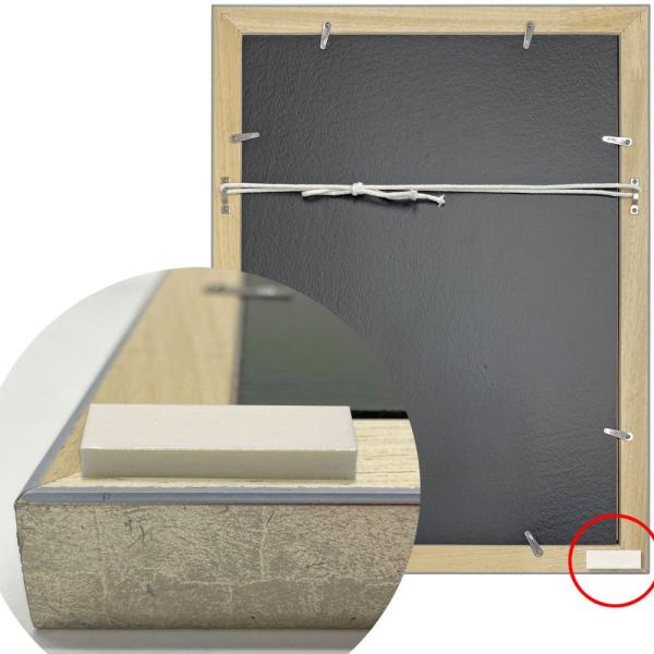 額縁の裏面下部に付ける粘着パッド。裏表の両面が粘着するクッション材です。額縁と壁の間に挟まって傾きを矯正し、粘着で横振れも防ぎます。壁面側の剥離紙は剥がさずにお使いいただいても良いでしょう。なお、額縁の重量を支えるのは、あくまでも額吊金具に...