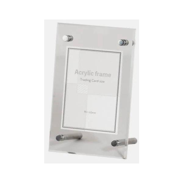 写真は例になります。こちらの商品はトレーディングカード(90×65mm)サイズ用のアクリルフレームです。材質：アクリル製造元：大額株式会社※アクリルに付き細かい傷が出る場合がございますので予めご了承ください。※壁掛けできません。
