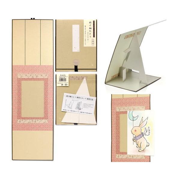 畳んでおけば、はがきを保護するたとうですが、広げてみたら掛け軸のような掛け物にはやがわり。作品は透明のシート（Aペット）で守られているので、ほこりや汚れ、傷がつきにくく、保護と鑑賞を両立させた優れものです。手軽なギフトとしても、ちょっとした...