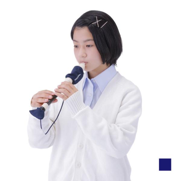 フットマーク株式会社/3000030/学校の音楽授業で飛沫を気にせず授業ができるように開発されたFOOTMARKのリコーダー用カバーです。音が鳴る部位の窓/ラビューム部と唾液が流れる足部管を覆い、それぞれを無くさないようひもでつなげた布製カ...