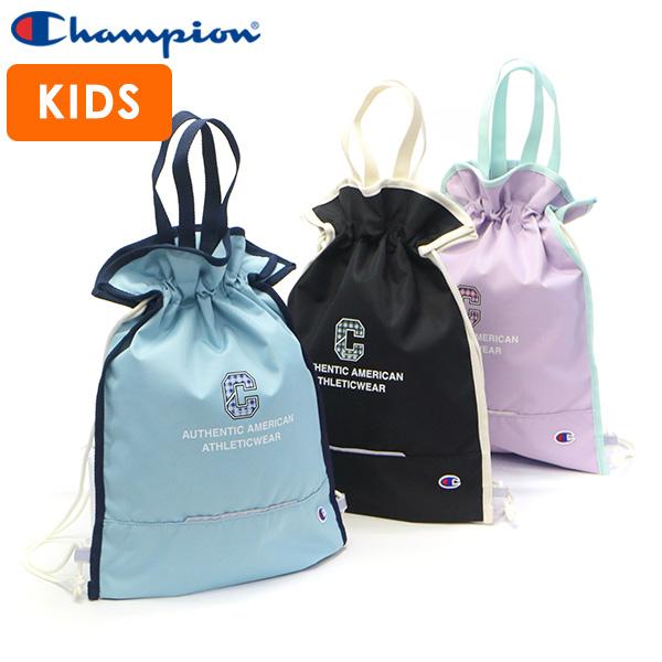 ロゴがかわいいキッズ用ナップサックカジュアルシーンで人気な「Champion」の、お子様の通園・通学にオススメのナップサック。両端の紐を軽く操作するだけで開閉できる巾着タイプとなっており、小さなお子様が一人で使う場面でも安心。カラー展開：ブ...