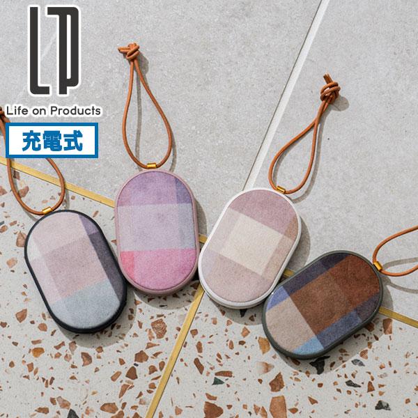 表面のファブリックがかわいい、使い捨てない充電式カイロ。素材＜本体＞ABS・アルミニウム合金・ナイロン＜ストラップ＞皮革サイズ＜本体＞幅 約 70×高さ 約 115×マチ 約 20(mm)＜ストラップ＞長さ 約 90×幅 約 3(mm)＜パ...