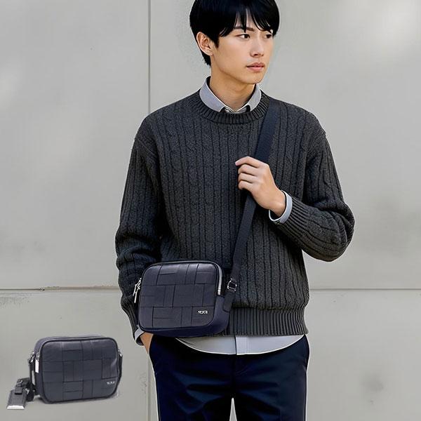 美品TUMI トゥミ　ショルダーバッグ　ネイビー TUMI（トゥミ） ショルダーバッグ バッグ VOYAGEUR 「ペルシャ」クロス