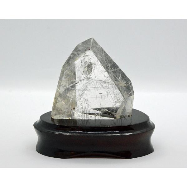 [Release date: October 15, 2018]水晶の中の風景シリーズ。に美しいシルバー色ルチルが入った水晶コレクションです。横70mm 高さ：75mm 重量：250gsです。