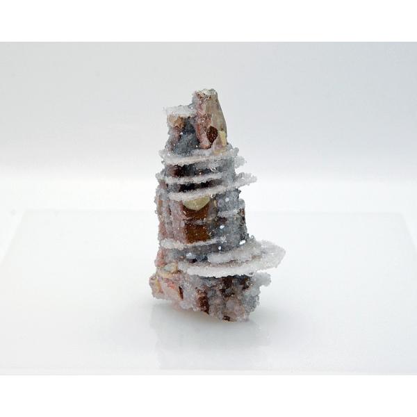 [Release date: February 24, 2019]カルサイトを母体としてアメシストがまとわりつくように成長した後、カルサイトが溶け出してアメシストが残った珍品。地球が造形したミュージアム向けコレクションです。横：5.6cm ...