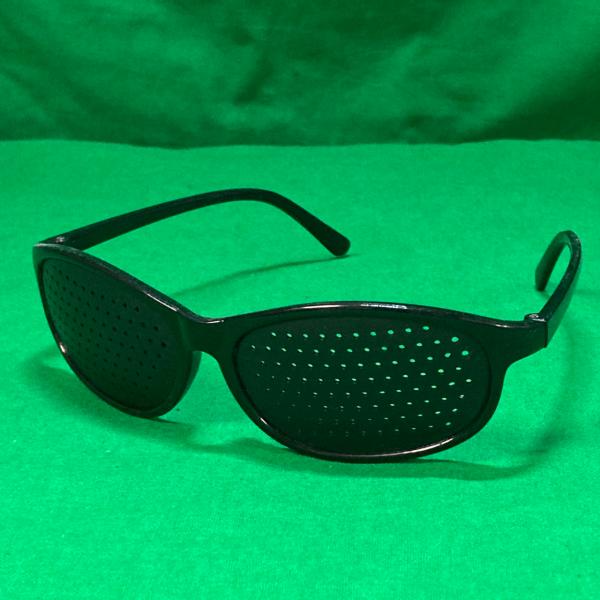 ご覧いただきありがとうございます。【 商品概要 】ピンホールメガネ 視力矯正 視力矯正 視力回復 視力トレーニング 眼筋運動 疲れ目 遠近兼用 です。【商品詳細】レンズの屈折ではなく表面に開いている小さな穴がカメラの絞りのような動きをするこ...