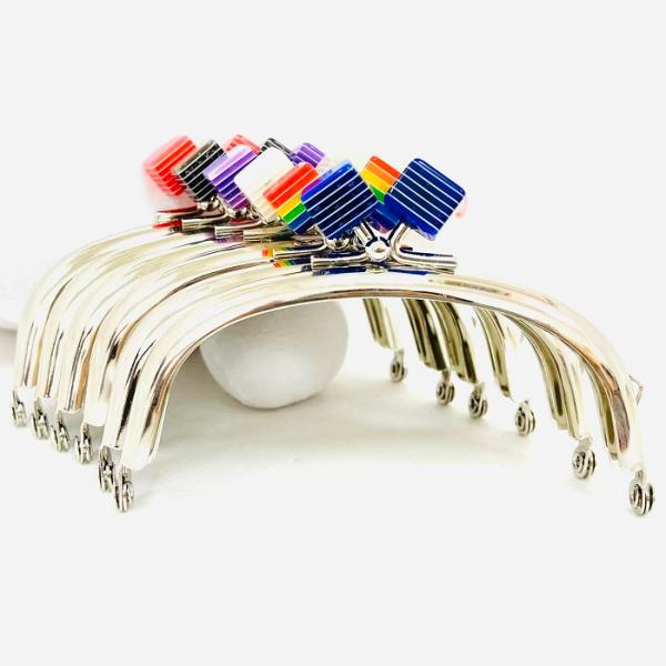 少しだけ訳ありなフレームのため、お買い得価格でご用意致しました！症状や程度は商品ごとに異なりますが、使用には全く問題ございません。ご自身用やプレゼント用にもぴったり！がま口ポーチなどのハンドメイドにぜひご利用下さいませ♪（サイズ確認用画像は...