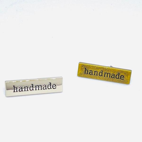 ■サイズ：約36ｍｍ×約10ｍｍ,厚さ1.8cm■1色1個入り-----「hand made」の刻印入りのメタルパーツです。作品の仕上げやアクセントにぴったり！シンプルなデザインですが、高級感たっぷりに仕上がります。-----■レシピ・型紙...