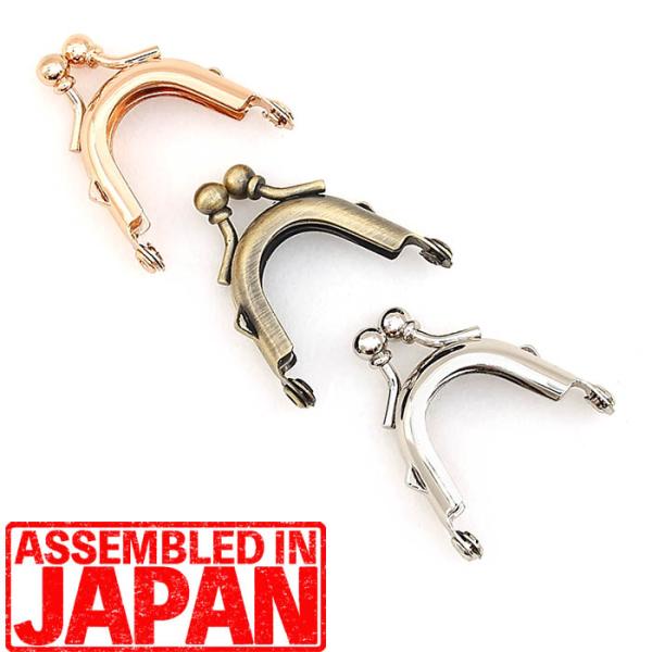 なんと幅約2.8cm！超ミニミニがま口新登場！小さくてとーっても可愛い口金です♪がま口ネックレスやチャームだけでなく、人形やぬいぐるみ用の手作りバッグやリュックサックにもおすすめ♪3カラーご用意致しましたので、お好みの生地に合わせてお楽しみ...