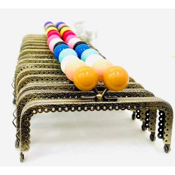 ■幅：約12.5ｃｍ、高さ：約5ｃｍ■あめ玉：20ｍｍ（プラスチック製）※スタッフによる採寸の為、多少の誤差はご容赦くださいませ。-----装飾が入ったフレームと、2cmの大きめのあめ玉が可愛い口金です♪小物ポーチやミニバッグのハンドメイド...