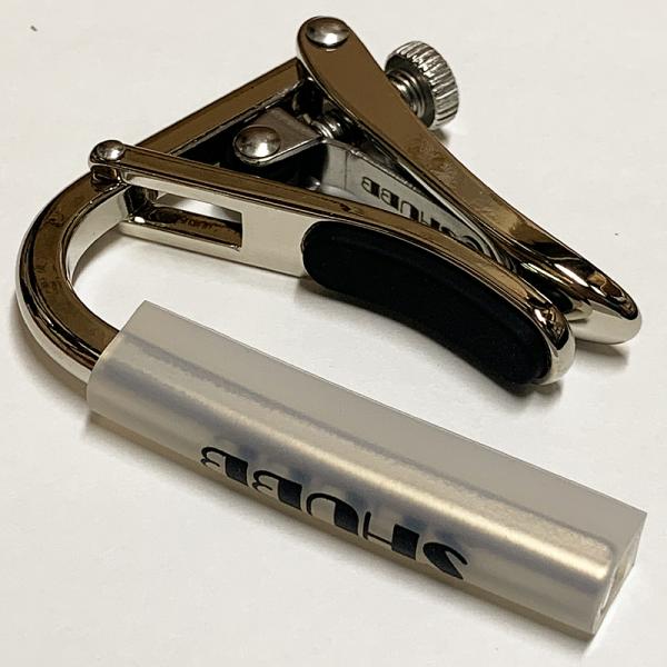 SHUBB オフィシャルカポタスト -クリアスリーブ- サウンドとチューニングの安定性に信頼を得た、SHUBB カポの定番モデル「C1」 確立されたSHUBB 独自の取付レバーデザインは、調整スクリューにより楽器のネックに合わせてワンタッチ...