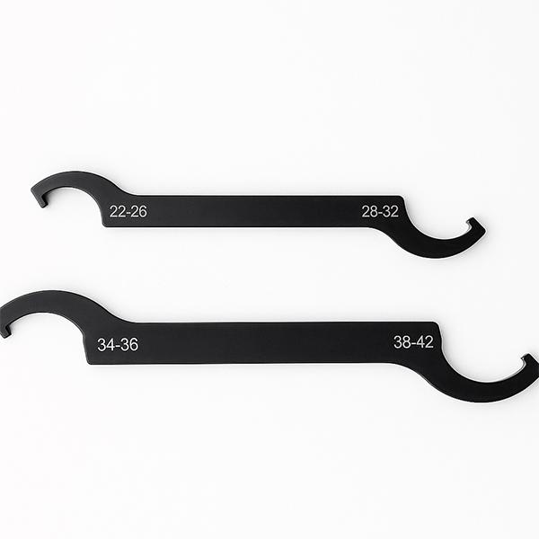 フックレンチ 2本セットこのフックレンチセットは、1本で両端が使用できる便利な設計。合計4サイズ（22-26mm、28-32mm、34-36mm、38-42mm）に対応し、幅広い作業に活躍します。■【特徴】・2本セット・両端使用可能：1本で...