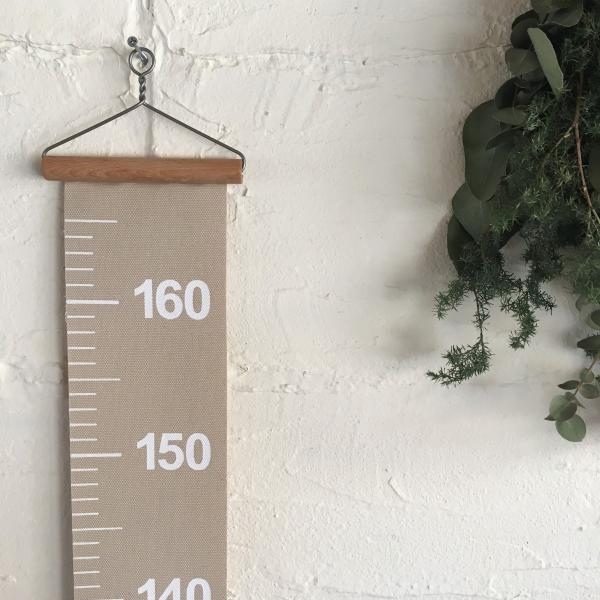 子どもの成長を楽しみながら測れるメジャーです。温もりを感じるブナ材と帆布を使用したナチュラルでシンプルなデザイン。１cm間隔に目盛りがプリントされています。最大165cmまで測る事が出来るのでお子様の成長を親子で楽しめます。アクリルコーティ...