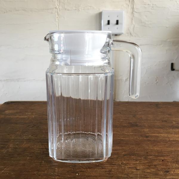 使いやすい大きさやに持ちやすいハンドル、シンプルなデザインでファンが多い、クアドロピッチャー。0.5リットルサイズは麦茶やジュース、お出汁を入れておくのにも便利です。冷蔵庫のドアポケットに収まり、安定感のある底面は四角い形になっています。フ...