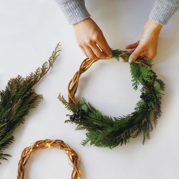 アラログをリース型に編み上げたアレンジを楽しめるアイテムです。ドライフラワーや植物、LEDのワイヤーライトを巻きつけたり、横にして空間に吊るせばフライングリースとしても楽しめます。サイズ：約Φ18cm素　材：アラログ生産国：フィリピンブラン...