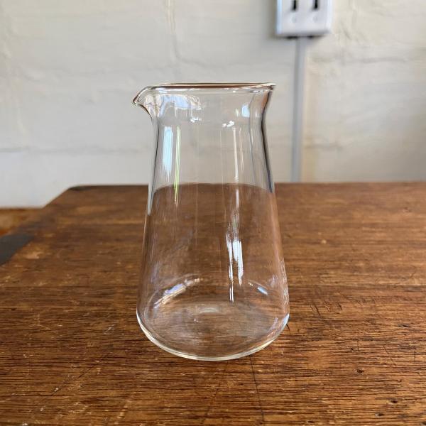 理化学で使用されるコニカルビーカーをピッチャーにしました。テーブルに馴染みやすく目盛りなどはない、シンプルなピッチャーです。ミルクやシロップ、ドレッシングを入れて食卓に添えて。サイズ：幅 59 mm × 奥行 59 mm × 高 92 mm...