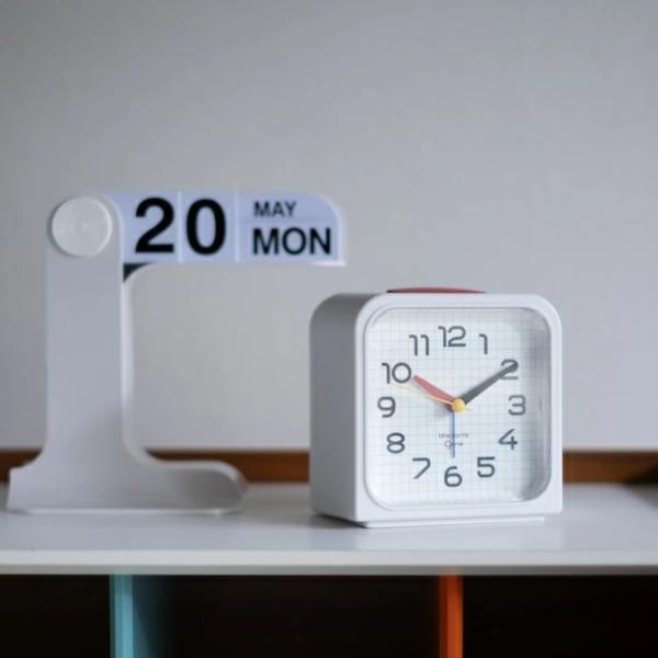 目覚まし時計 置き時計 バウハウス ヘルベルトバイヤー BAUHAUS フォント アラーム スヌーズ アナログ ミニマル