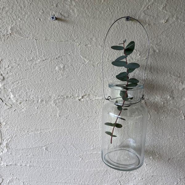 細いワイヤーが付いたフラワーベース。なにげない素朴なお花が良く似合います。大きすぎないサイズはハンギングして窓辺や壁に掛けてもカワイイ。ドライフラワーや木の実を入れてクラフトアレンジに使っても。ワイヤーは所々、錆がでています。サイズ：約直径...