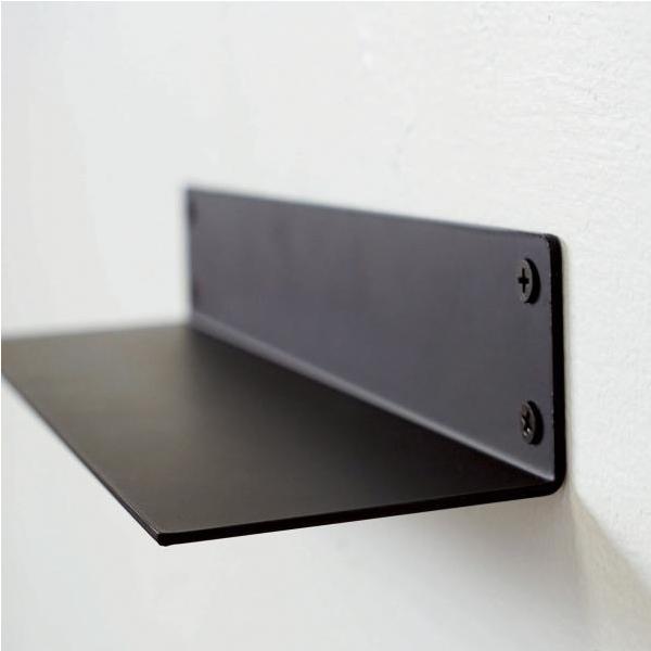 お気に入り雑貨を飾ったり、見せる収納としても力を発揮するウォールシェルフです。コンパクトなサイズは狭い空間でも簡単に取り付けができます。魅せる壁面を作ることで、空間にポイントができ、空間が引き締まります。上・下、両面で設置ができるので、設置...